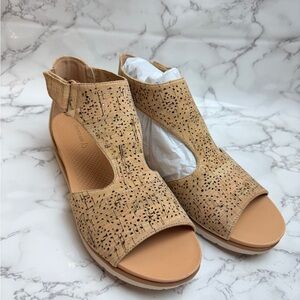 Women’s Baretraps Samira Wedge Sandal US Size 9